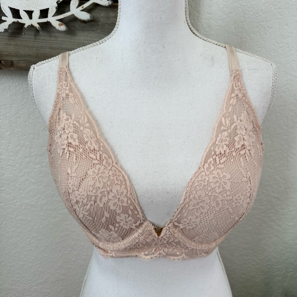 Victoria’s Secret plunge underwire‎ beige lace bra 36DD